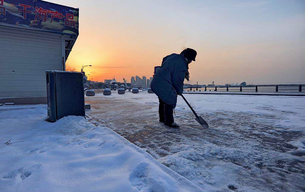 清晨扫雪人 摄影 qdzp