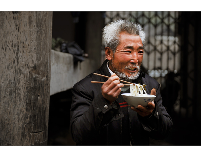 《祠堂老人》 摄影 雨季风