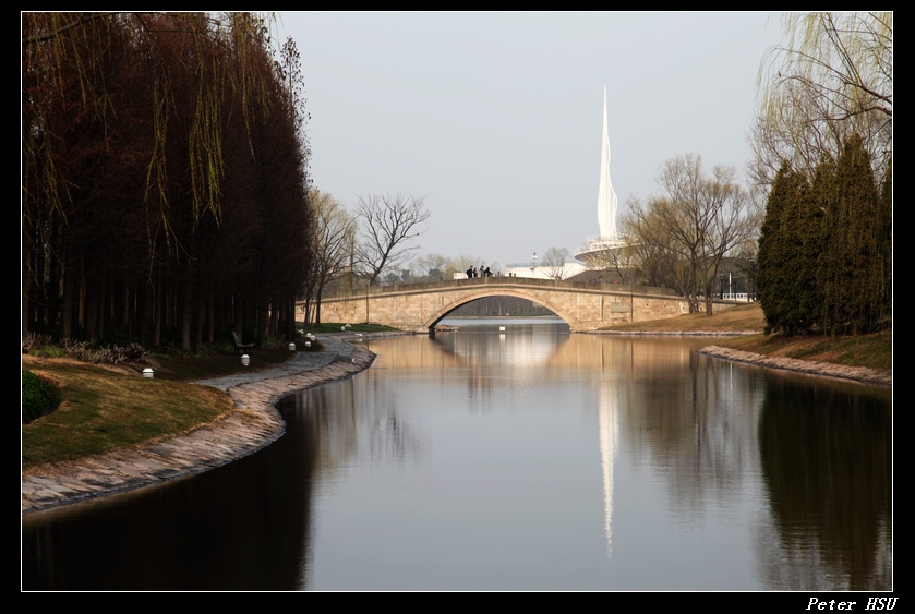 石桥、现代建筑、小树和倒影-1 摄影 peterhsu1990