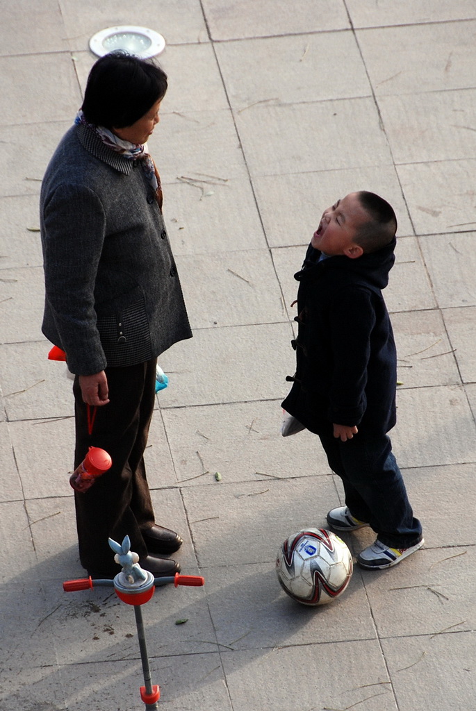 孙子吼奶奶 摄影 译书人