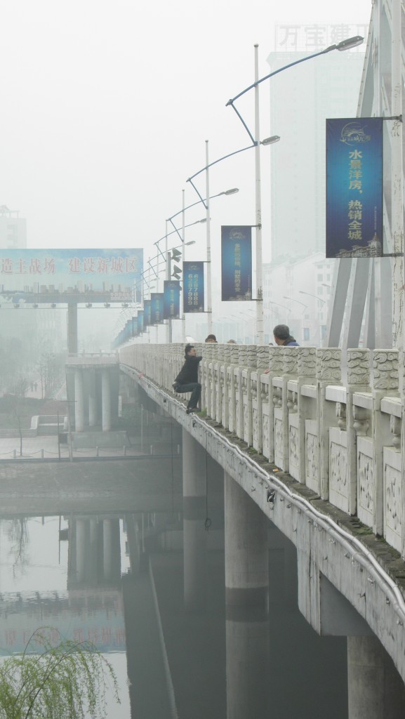 "跨桥英雄". 摄影 色天下美景