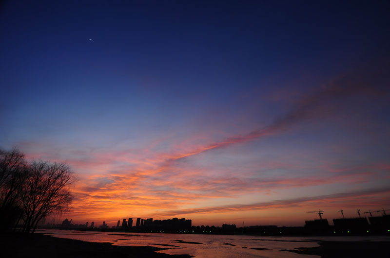 夕阳 河水 树 月牙 建筑 摄影 皮平