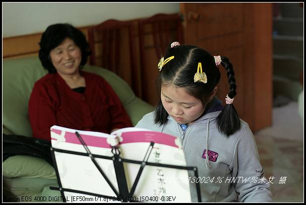 弹一首曲子奶奶听 摄影 云游笑僧