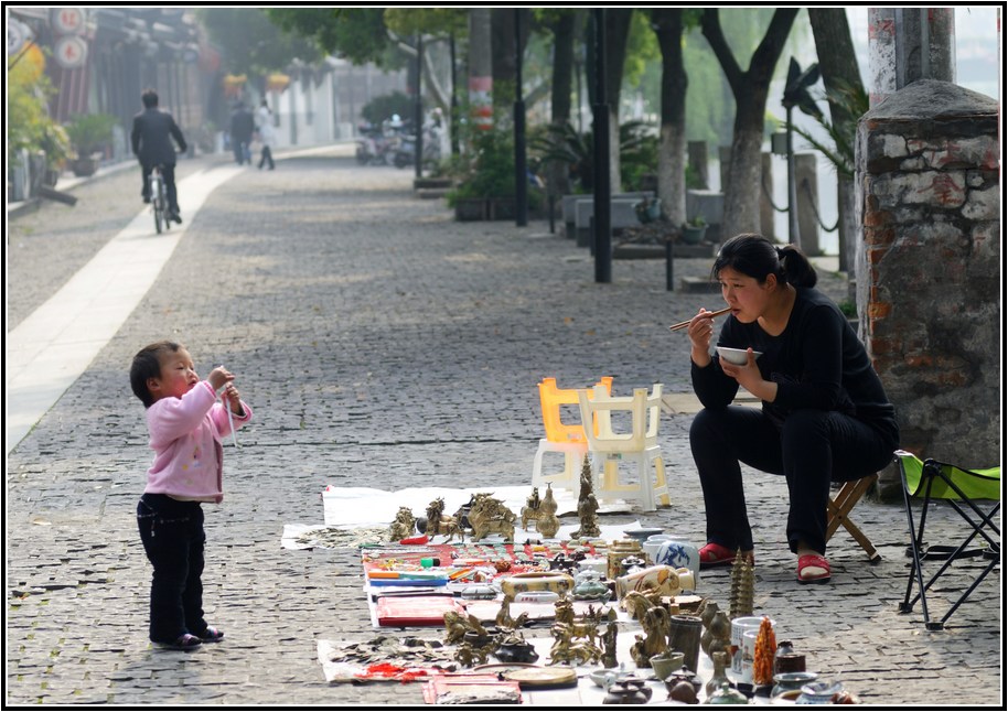 摆地摊的母女 摄影 老黄牛.