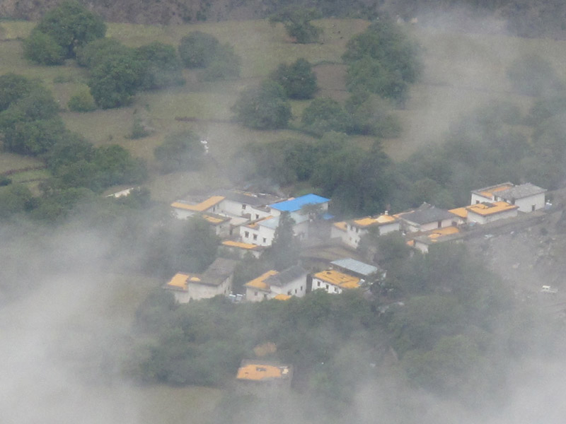 澜沧江大峡谷之白云升处有人家。 摄影 追寻地平线