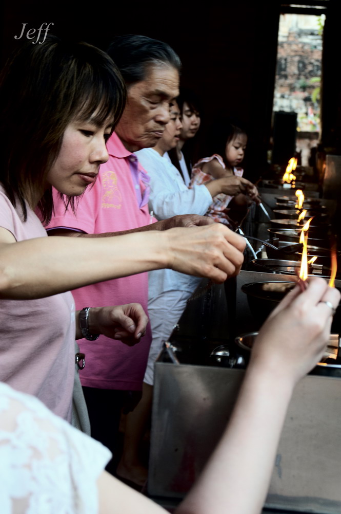 点亮祈福的油灯。。。 摄影 常谈老生