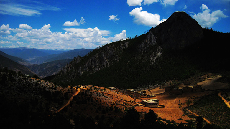 亚丁山村 摄影 文千