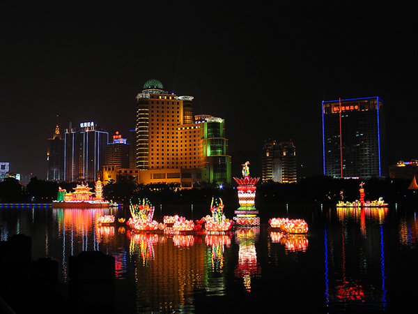 南湖夜景。 摄影 手震震