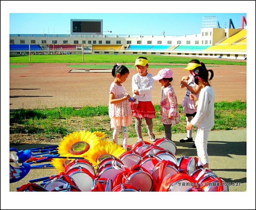 六一前夕排练休息 摄影 五十铃