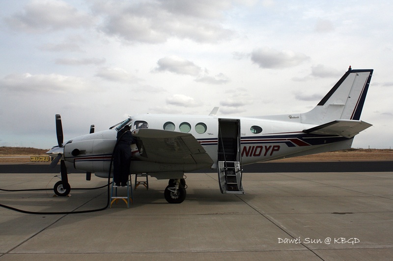 Hutchinson County Airport 加油中 摄影 不是牛仔也忙