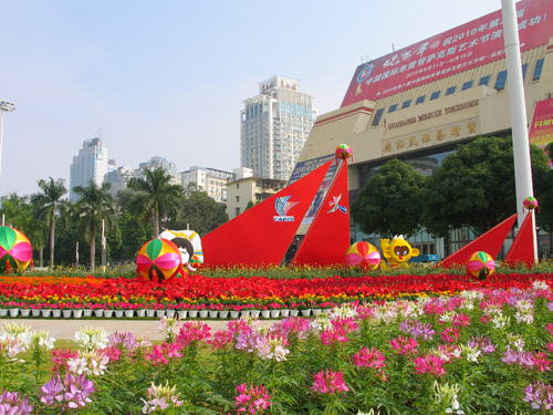 民族广场处处是鲜花。 摄影 手震震