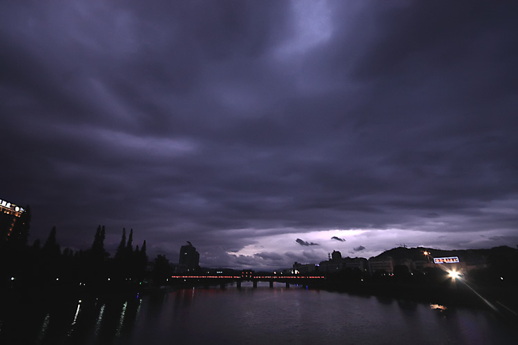 风雨之夜 摄影 武义守静笃