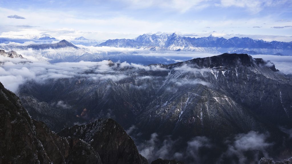 云伴群山 摄影 葛达山