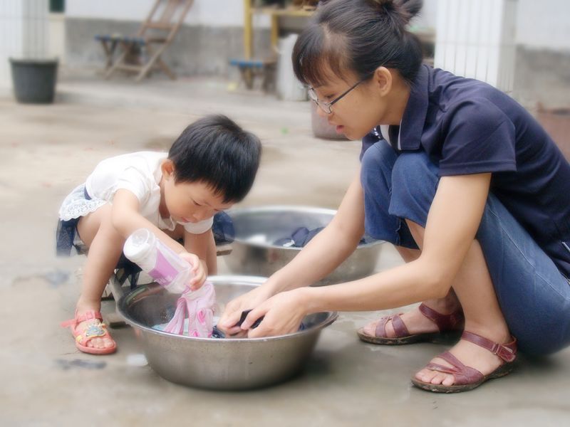 帮妈妈洗衣服 摄影 沙漠的蝴蝶