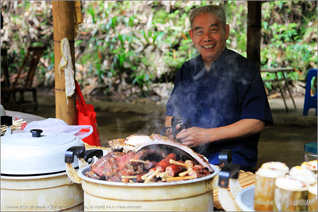 来啊，尝尝腊排骨、竹筒饭，香啊！ 摄影 色影狙击