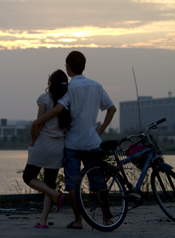 夕阳下的情侣 摄影 芥子