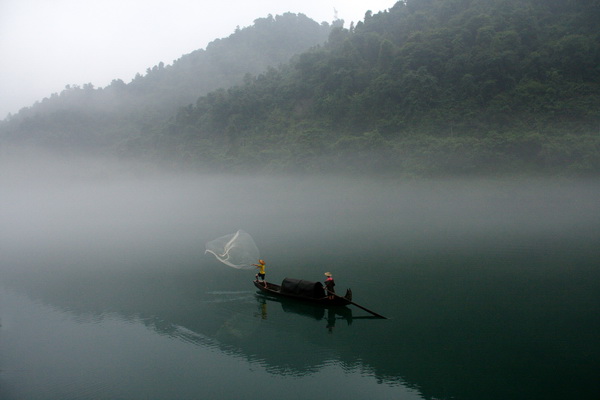 阴雨中的湖南资兴小东江 摄影 zxli55