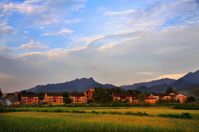 夕照小山村 摄影 财运