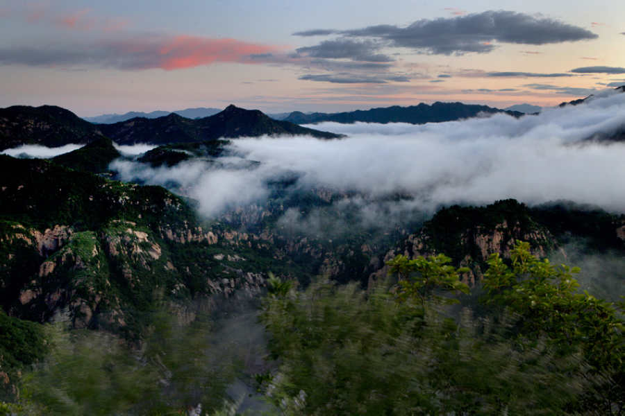 云随风动的白河大峡谷 摄影 沉积岩