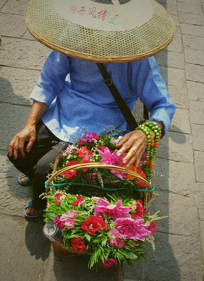 卖花的阿婆 摄影 谜.谜