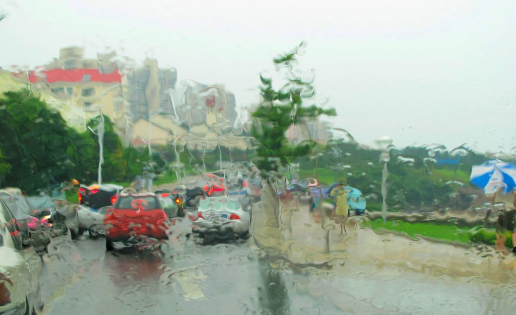 城市梦系列——雨中的幻彩世界（点击放大） 摄影 天边的蓝