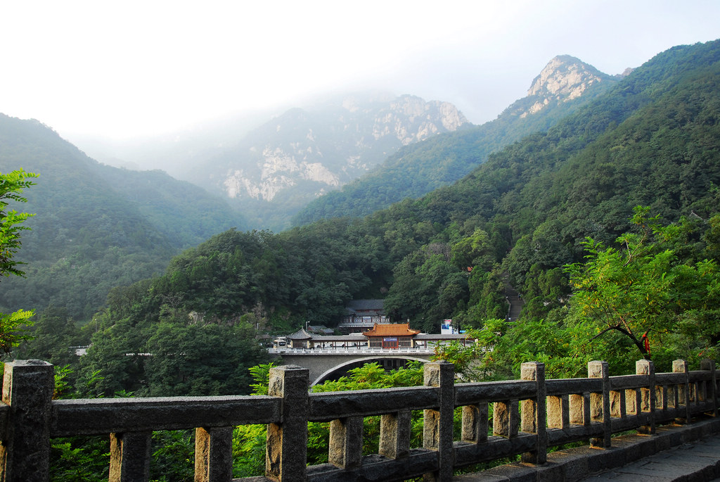 泰山半山腰 摄影 Ichbin