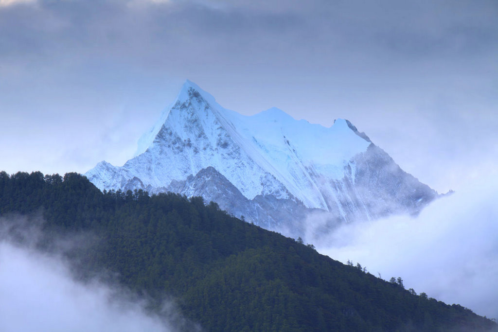 稻城亚丁央迈勇雪山 摄影 王微