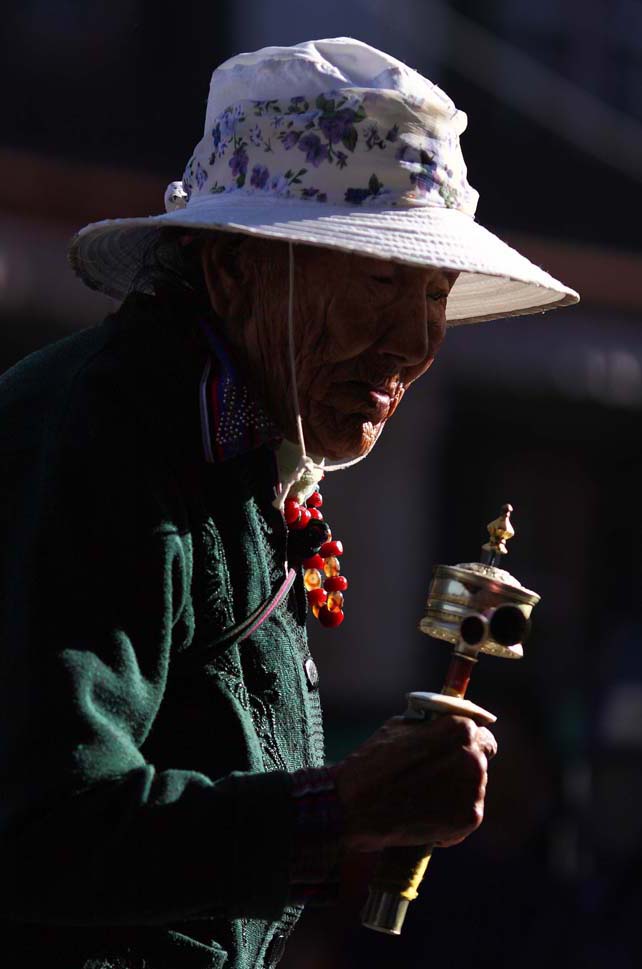 西藏行摄记——拉萨大昭寺朝拜者 摄影 青山居士