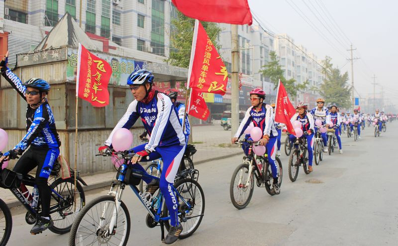 一对新人.百辆自行车迎亲 摄影 田纪昌