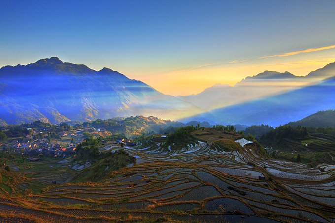 晨光照山村 摄影 天地间