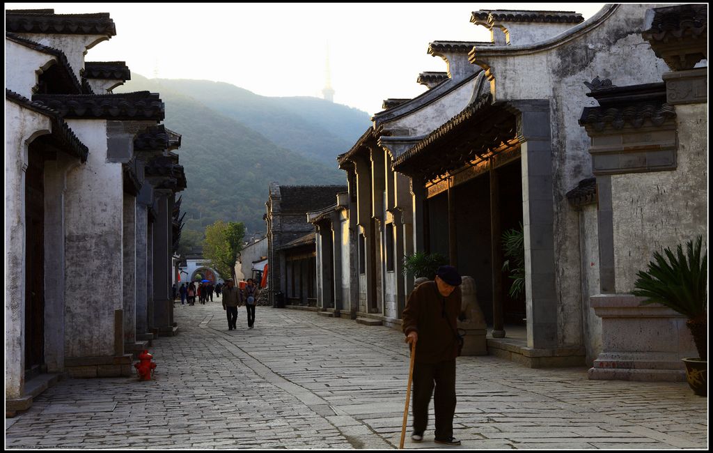 《披得暮色一杖归》——街拍 摄影 邹鹏程