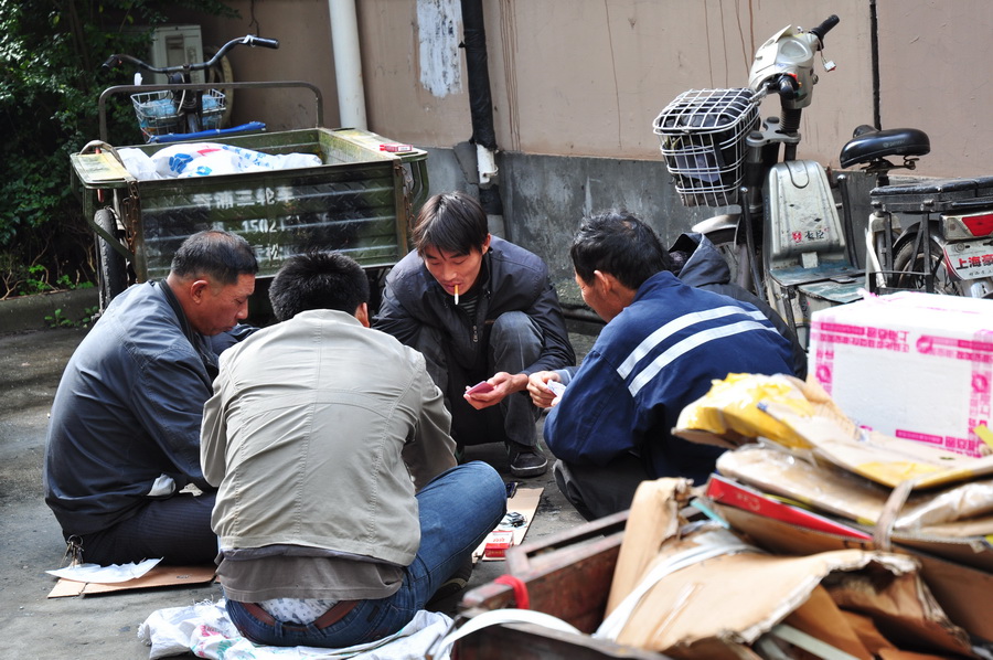 上午检钱、下午赌钱。 摄影 liuguorong