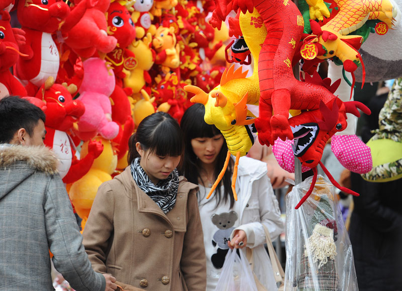 龙年吉祥物已上市 摄影 阳光客