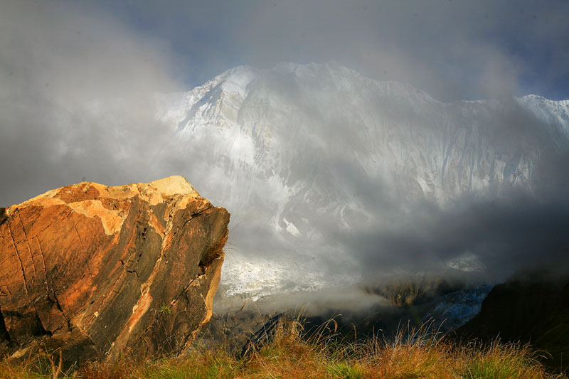 石头和大山，近与远 摄影 Digidogy