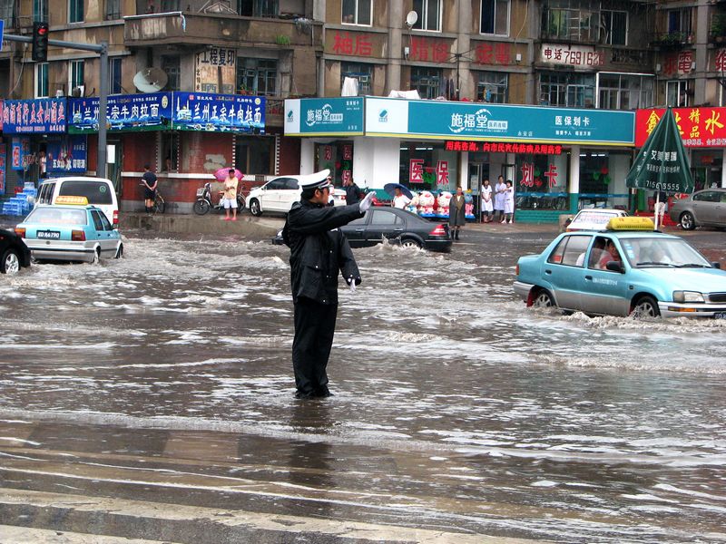 风雨真情 摄影 周遵环