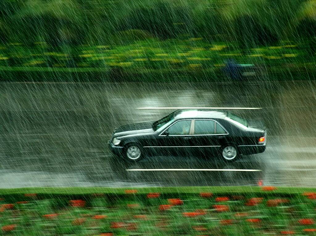 雨中奔驰 摄影 cztj