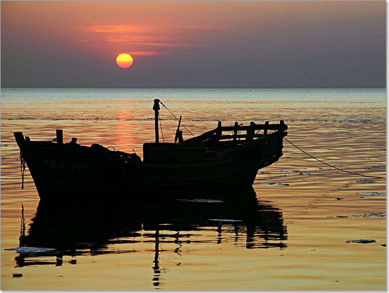 《夕阳下的胶州湾》 摄影 孤独拍客