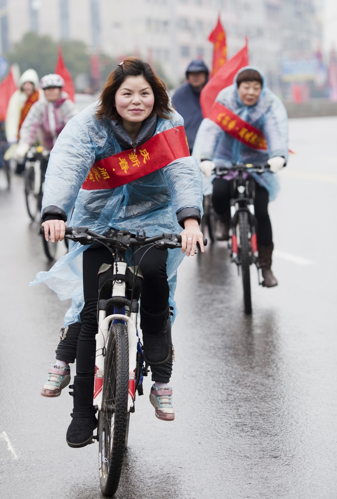 元宵冒雨绕城骑行活动掠影 摄影 陈雪看刀