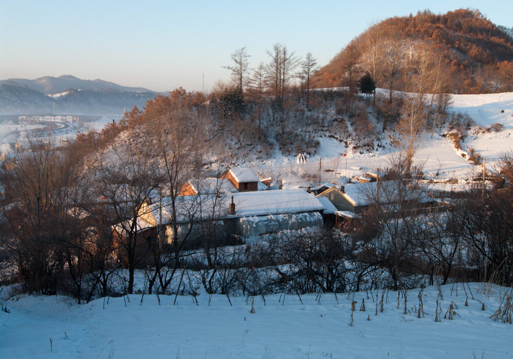 冬阳暖山村。 摄影 天上草原