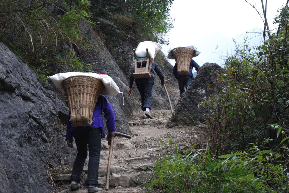 村民何时告别肩挑背驼 摄影 桐梓邹明建