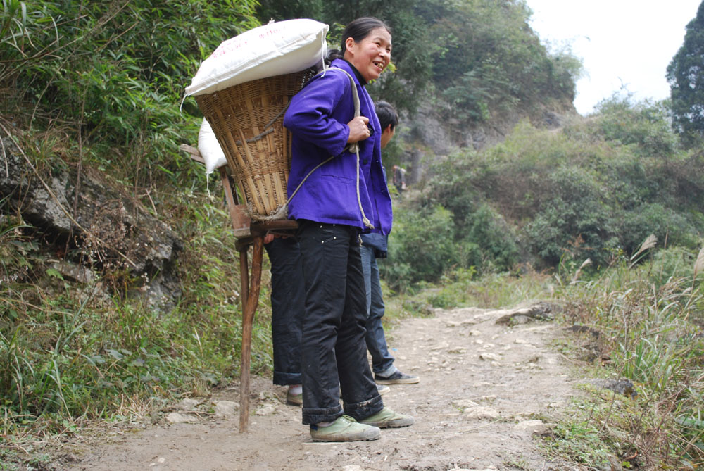 村民何时告别肩挑背驼 摄影 桐梓邹明建