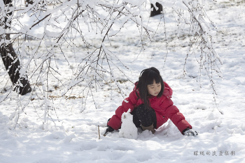 玩雪的女孩 摄影 朦胧的淡蓝