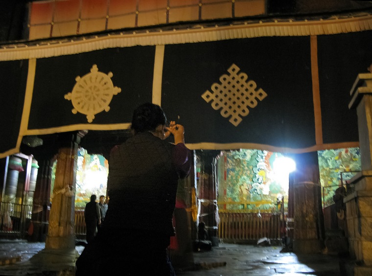 大昭寺门前的信徒 摄影 雨中家人