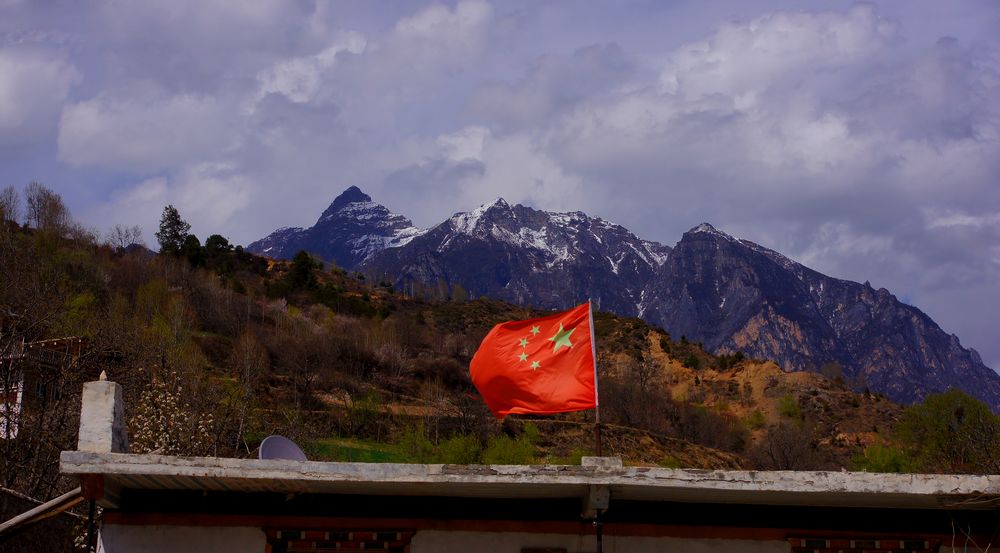 墨尔多神山下飘扬的五星红旗 摄影 木雅娃