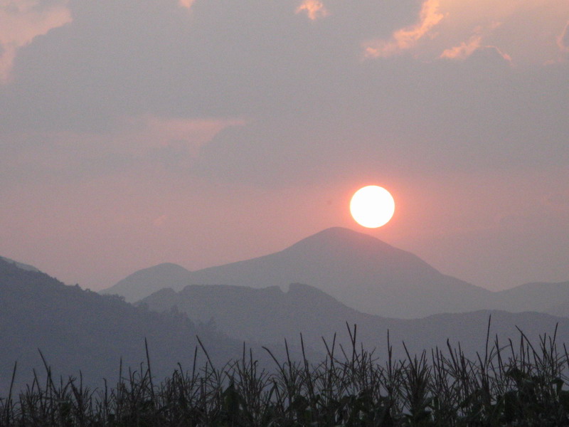 山朦胧夕阳红 摄影 绿叶