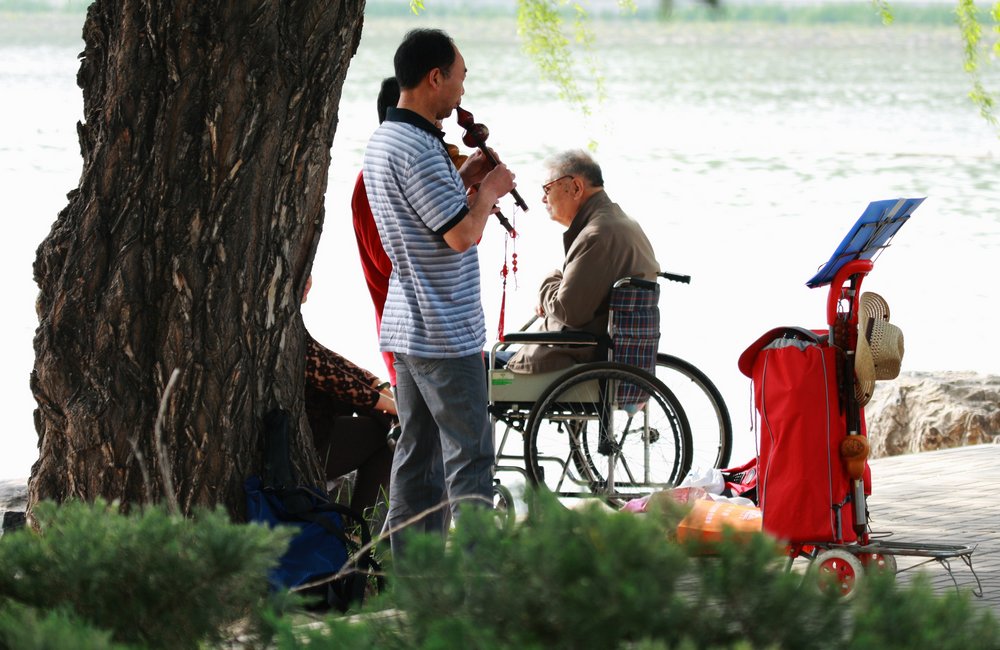 湖边悠扬葫芦丝 摄影 猫海