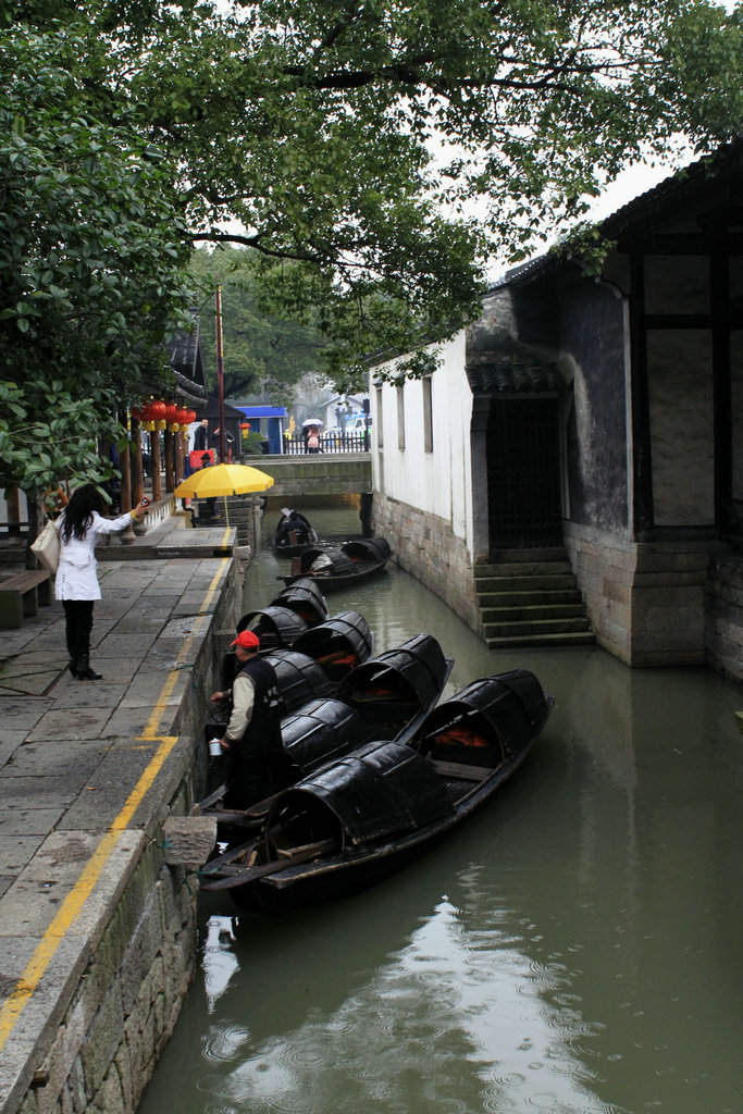 避雨寻求乌篷船 摄影 休闲摄猎