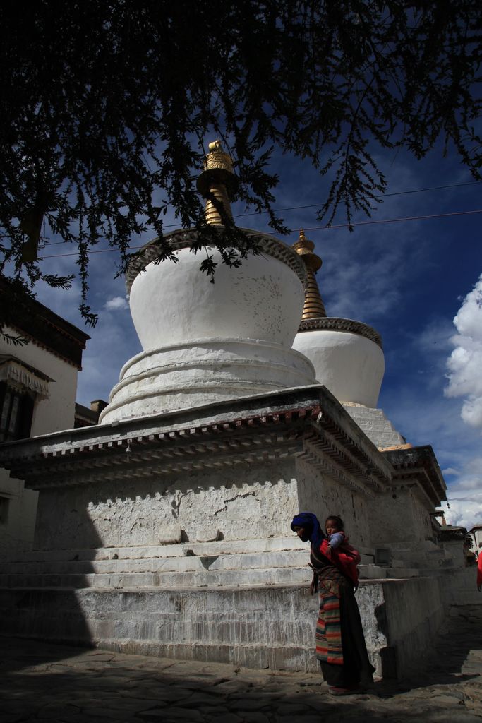 扎什伦布寺转塔的母亲和孩子 摄影 五百英里路