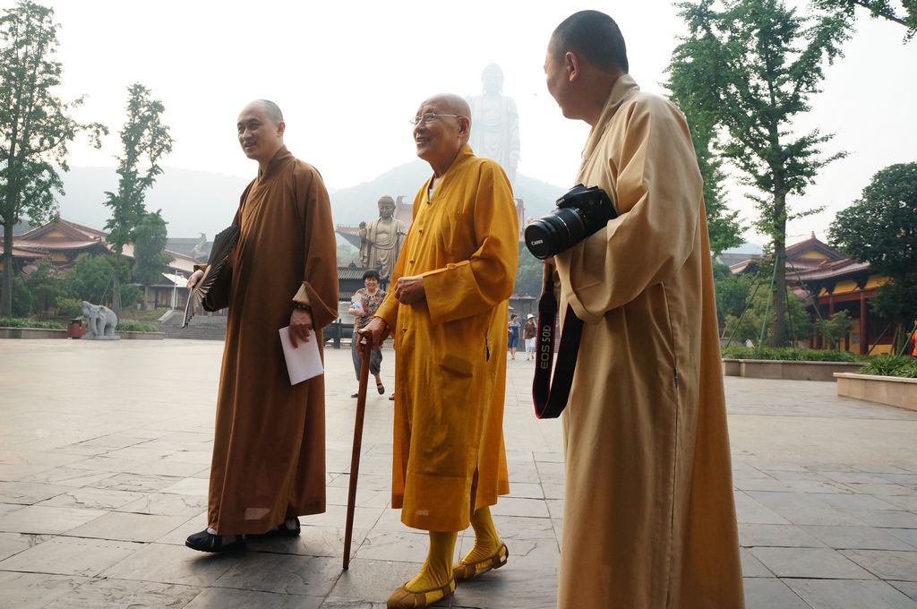 无锡灵山祥符禅寺主持松纯法师[中] 摄影 杨白老