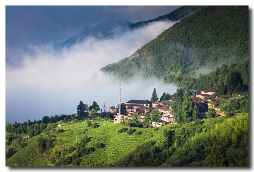 云雾中的小山村 摄影 艺韵